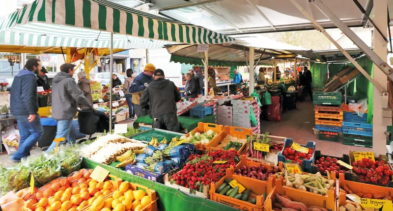 Besucher schlendern durch den Ottensen-Gemüse-Markt, um frisches Obst und Gemüse zu kaufen.
