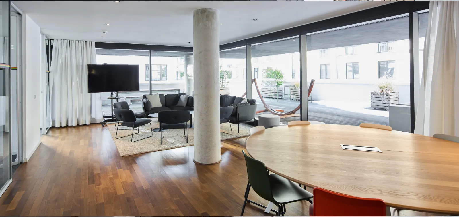 Moderne Büroflächen im Haus H, Westend Ottensen in Hamburg, zeigen einen stilvollen Raum mit gemütlichen Sitzgelegenheiten.